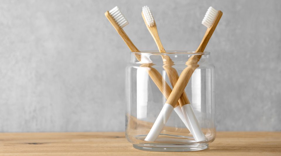 Brosse-a-dents-et-fond-de-teint