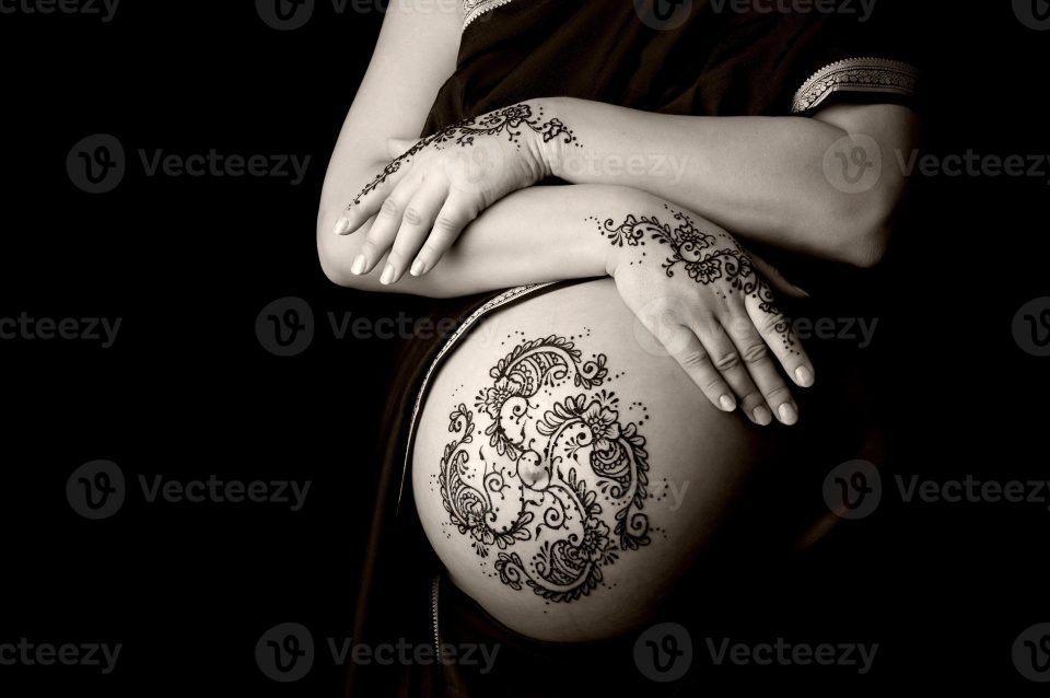 Tatouage au henné enceinte